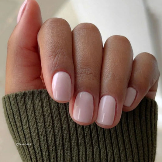 Dané zarter Rosé-Nagellack auf den Nägeln