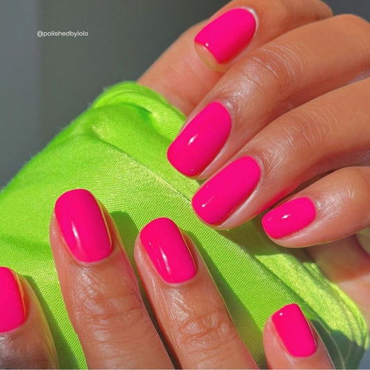Bio Sculpture The Colour Jinkie Pink auf kurzen Nägeln.