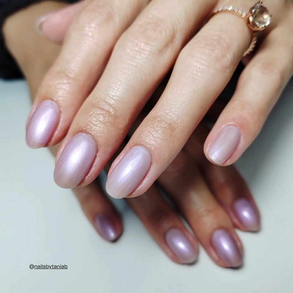Skyler Colour Gel in staubigem Flieder-Rosé mit elegantem Cat-Eye-Effekt auf den Nägeln.