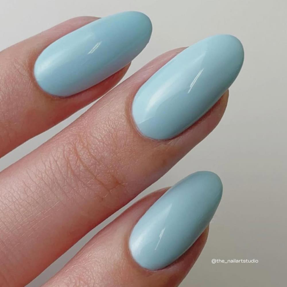 Shanna Colour Gel in pastelligem Baby-Blau auf den Nägeln.