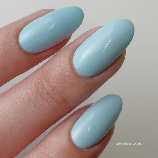 Shanna Colour Gel in pastelligem Baby-Blau auf den Nägeln.