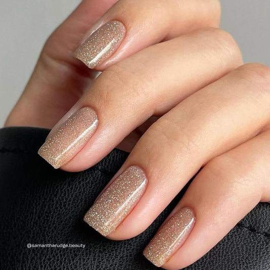 Odette Goldglitter Nagellack mit warmem Kupfer-Unterton auf den Nägeln