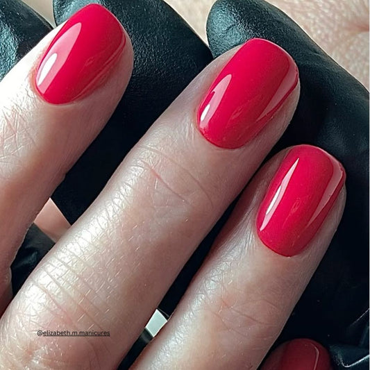 Paradise Pink – intensives tropisches Pink mit Himbeer-Unterton auf kurzen Nägeln