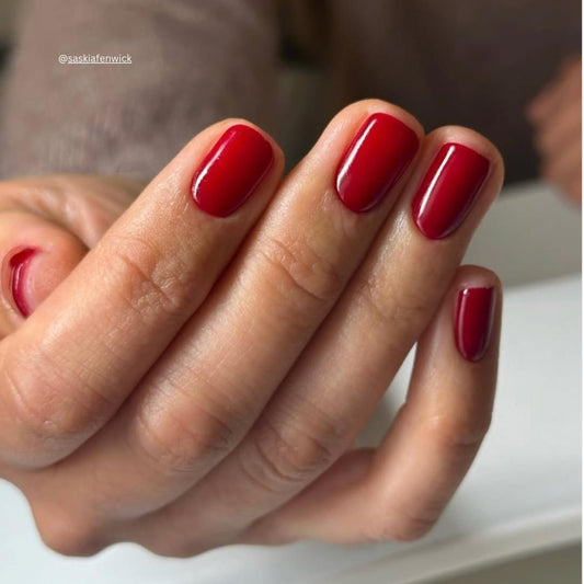 Hand mit rotem Nagellack