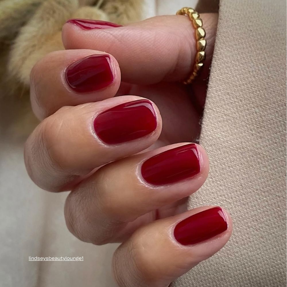 Christina Nagellack in tiefem, sattem Kirschrot auf den Nägeln