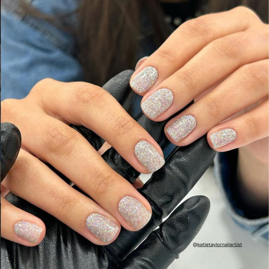 Popping Petals Nagellack mit feinem mehrfarbigem Glitzer auf natürlichen Nägeln