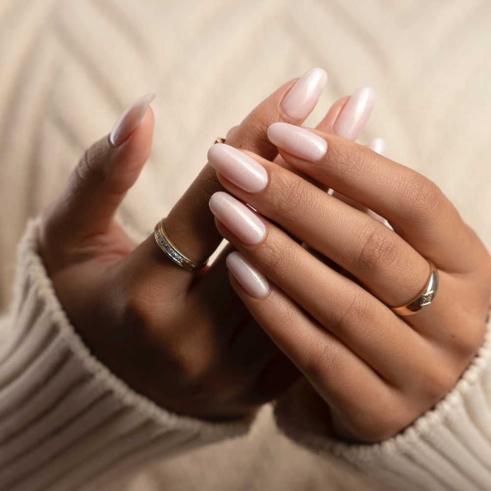 Pearl Frost auf Nägeln – milchiges Perlmutt mit feinem Schimmer