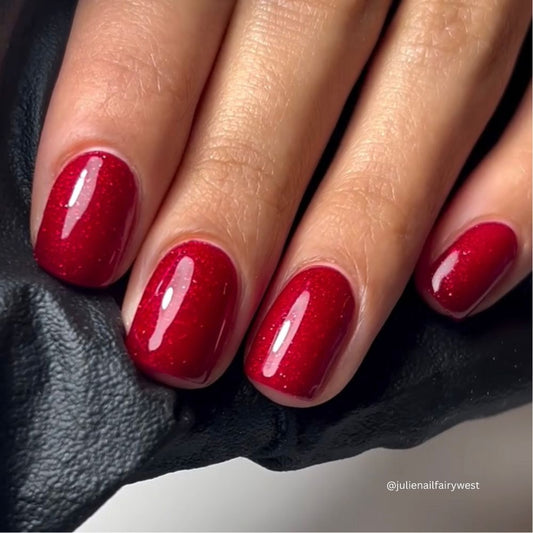 Moulin Rouge Nagellack in tiefem Kirschrot mit feinem Goldschimmer auf den Nägeln