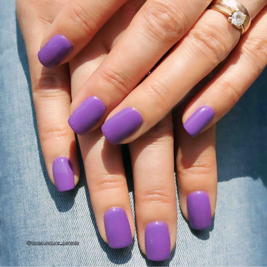 Anelda violetter Nagellack auf den Nägeln