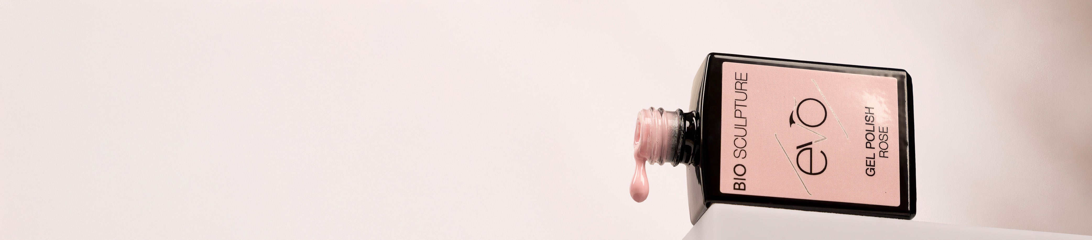Eine Flasche EVO Rose liegt auf der Seite und läuft aus