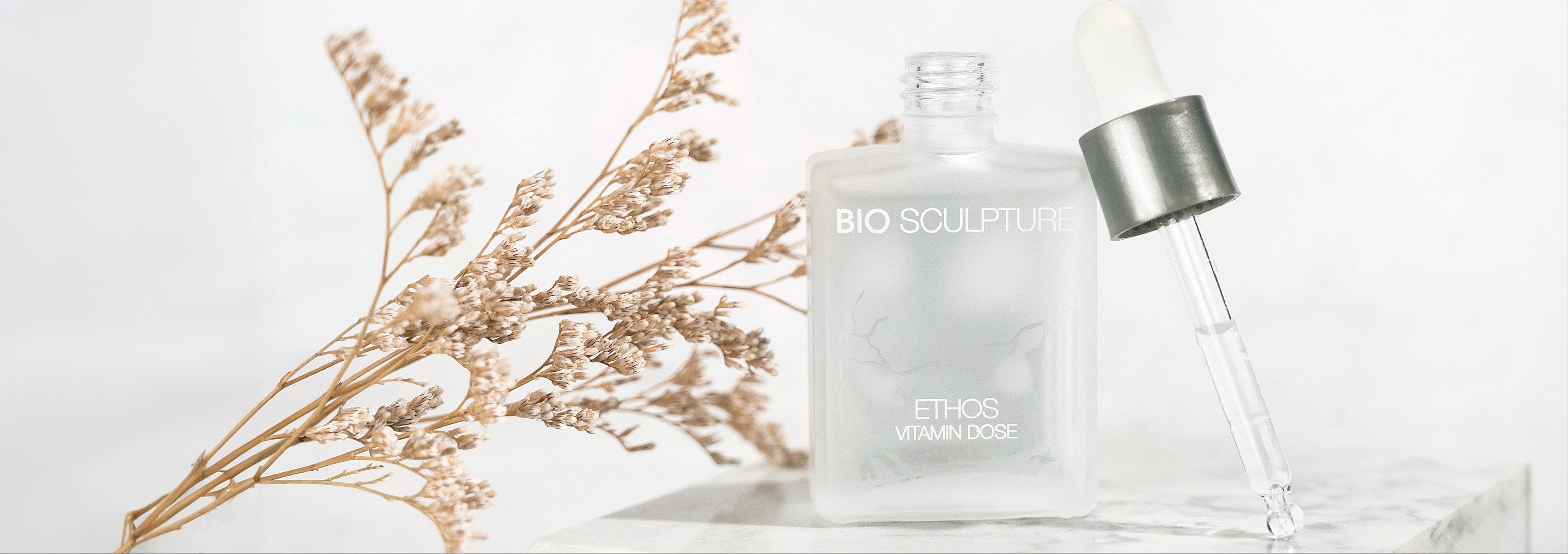 Eine Flasche ETHOS Vitamin Dose, die Pipette ist an die Flasche gelehnt