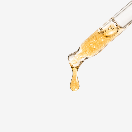 Pipette mit Bio Sculpture Golden Nail Serum – leichtes Nagelhautserum mit Biotin und Urea.