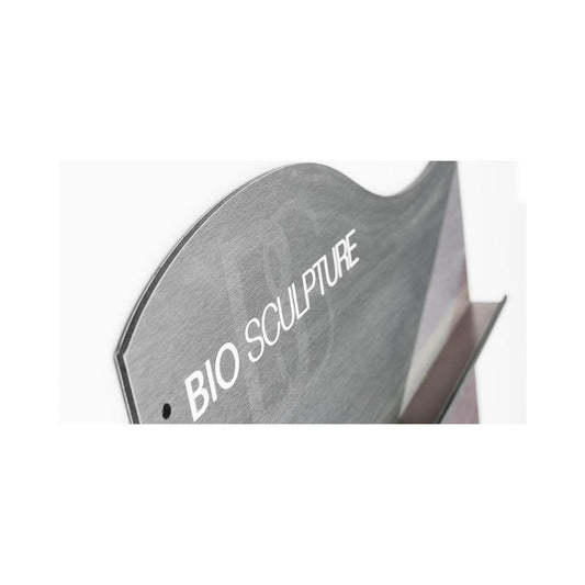 Das BIO SCULPTURE Wall Display aus gebürstetem Aluminium bietet sicheren Platz für insgesamt 50 Flaschen, kombinierbar aus den Produkt-Linien Evo, ETHOS und GEMINI.