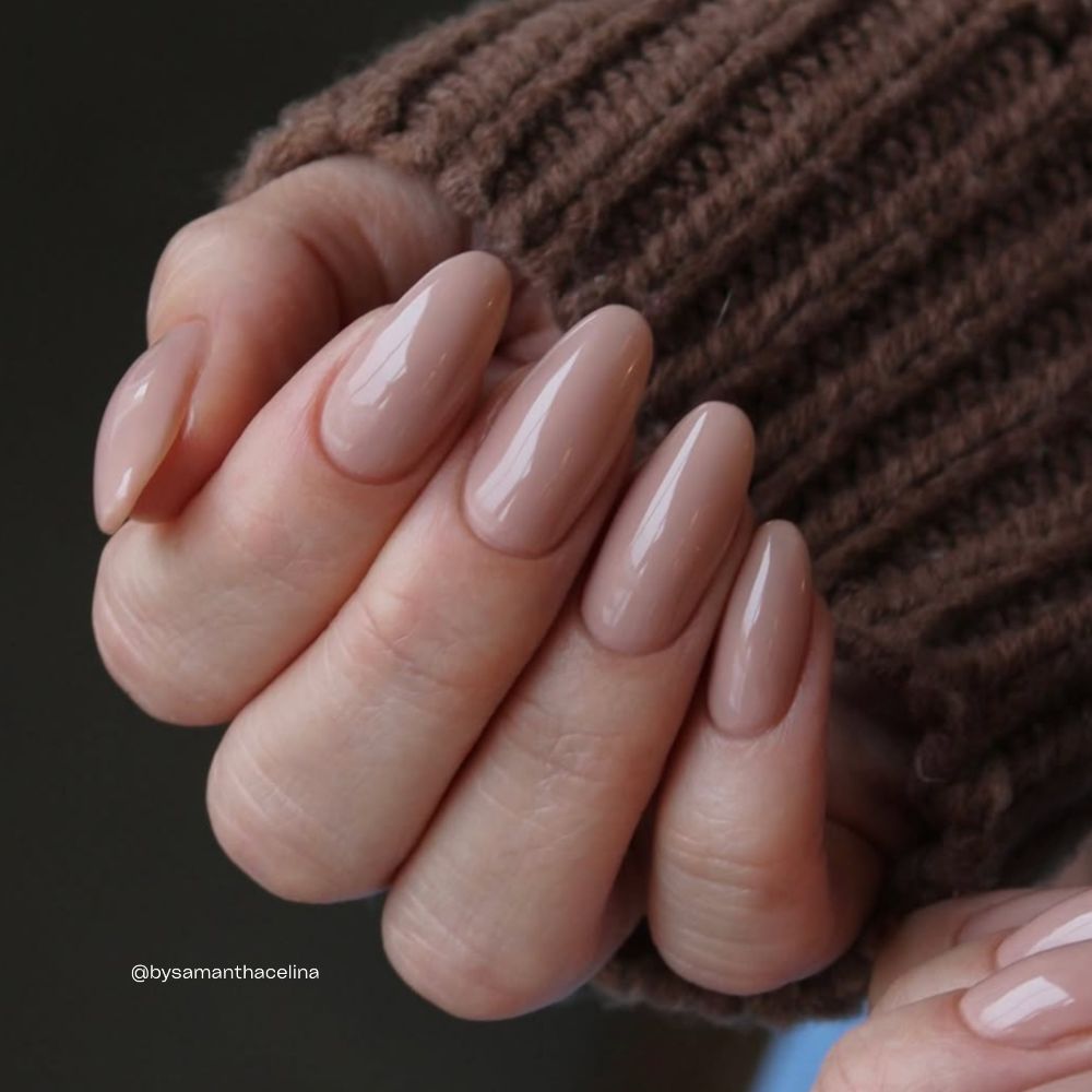 Jordan Taupe-Nude Nagellack auf den Nägeln