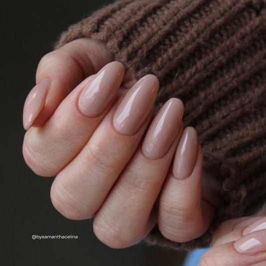 Jordan Taupe-Nude Nagellack auf den Nägeln