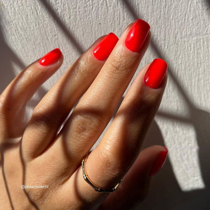 Sweet Melon Fluo Polish auf kurzen Nägeln