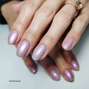 Skyler Colour Gel in staubigem Flieder-Rosé mit elegantem Cat-Eye-Effekt auf den Nägeln.