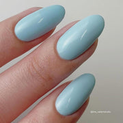 Shanna Colour Gel in pastelligem Baby-Blau auf den Nägeln.