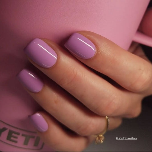 Becca Rosa-Violett Nagellack auf den Nägeln