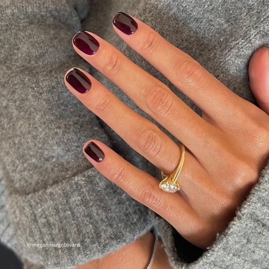 Pinotage Nagellack auf kurzen Nägeln