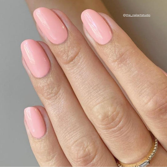 Clara Colour Gel in hellem staubigem Pfirsichton auf den Nägeln.