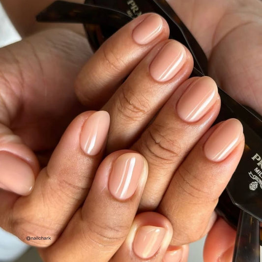 Betina halbtransparentes Rosé-Beige auf den Nägeln