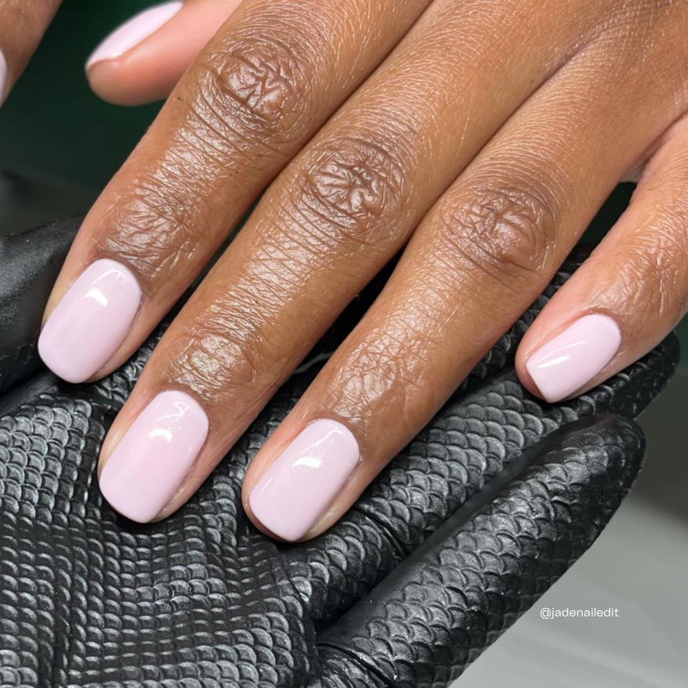 Bio Sculpture Colour Gel Stacey auf kurzen Nägeln – Blassrosa-Nude mit dezentem Schimmer.