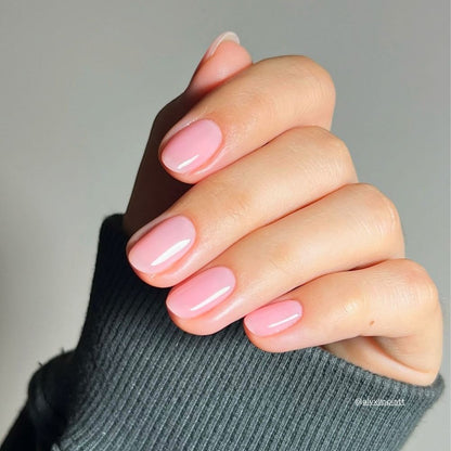 Alyssa transparentes Rosé mit Strawberry-Touch auf den Nägeln