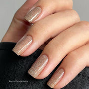 Odette Goldglitter Nagellack mit warmem Kupfer-Unterton auf den Nägeln