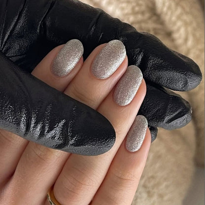 Monique reflektierender Silberglitter Nagellack auf den Nägeln