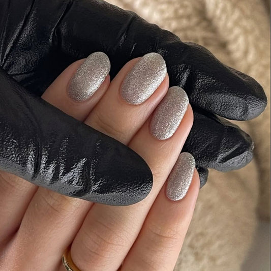 Monique reflektierender Silberglitter Nagellack auf den Nägeln