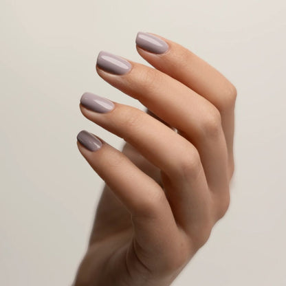 Athena Lila-Grau Nagellack mit Fliedernuancen auf den Nägeln