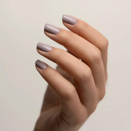 Athena Lila-Grau Nagellack mit Fliedernuancen auf den Nägeln