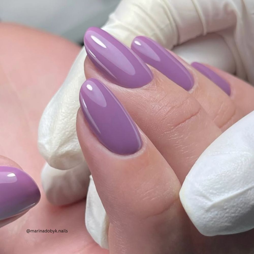 Aphrodite Purpur Nagellack mit violettem Pink-Unterton auf den Nägeln