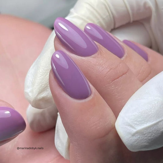 Aphrodite Purpur Nagellack mit violettem Pink-Unterton auf den Nägeln
