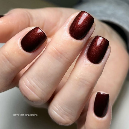 Rosewood Stardust Nagellack – dunkles Kupferbraun mit metallischem Schimmer auf den Nägeln