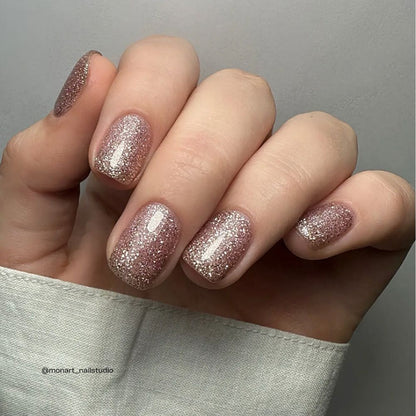 Shine Like A Disco Ball Nagellack – durchscheinendes Altrosé mit funkelndem Glitter auf den Nägeln