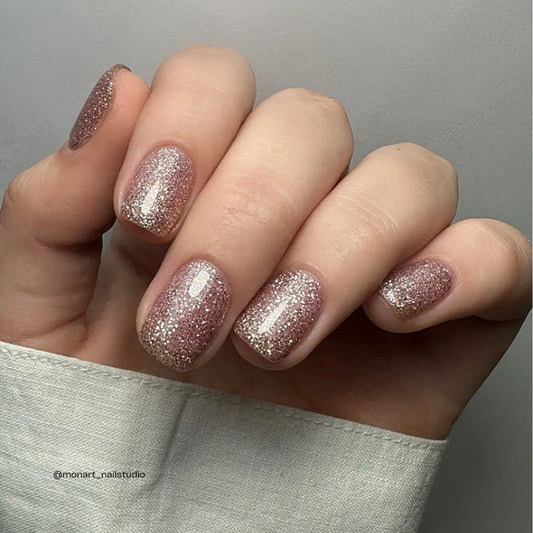 Shine Like A Disco Ball Nagellack – durchscheinendes Altrosé mit funkelndem Glitter auf den Nägeln