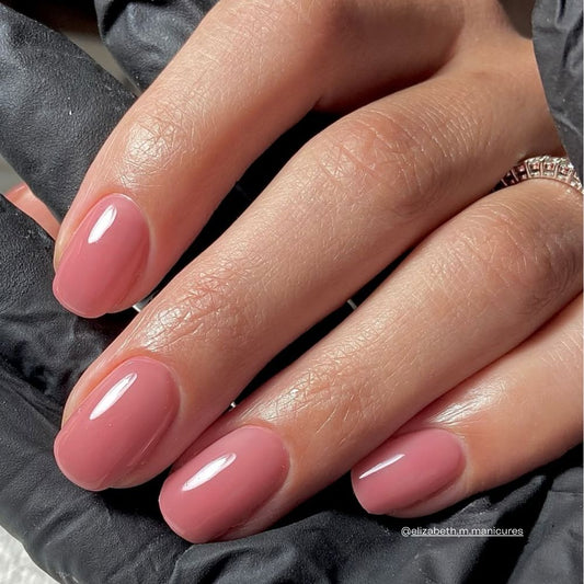 Subtle Silhouettes Nagellack in hellem beerigem Altrosa auf natürlichen Nägeln