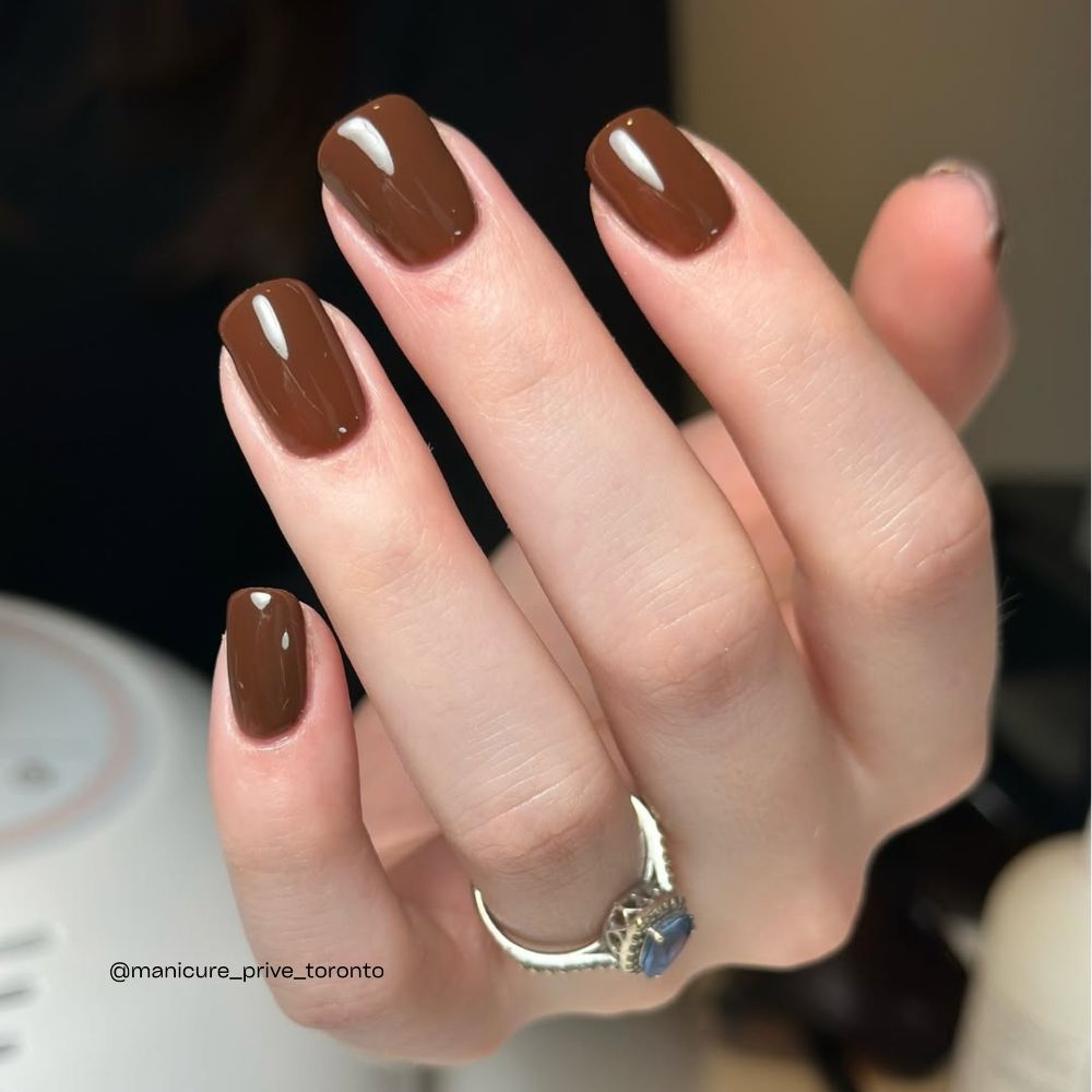 Sunset Boulevard Nagellack in warmem Vintage-Braun auf natürlichen Nägeln