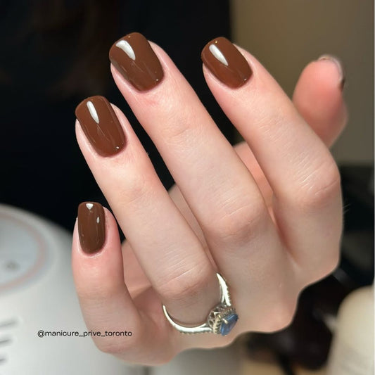 Sunset Boulevard Nagellack in warmem Vintage-Braun auf natürlichen Nägeln