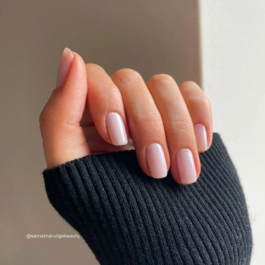 Transparent Beauty Nagellack als zarter Roséton auf natürlichen Nägeln