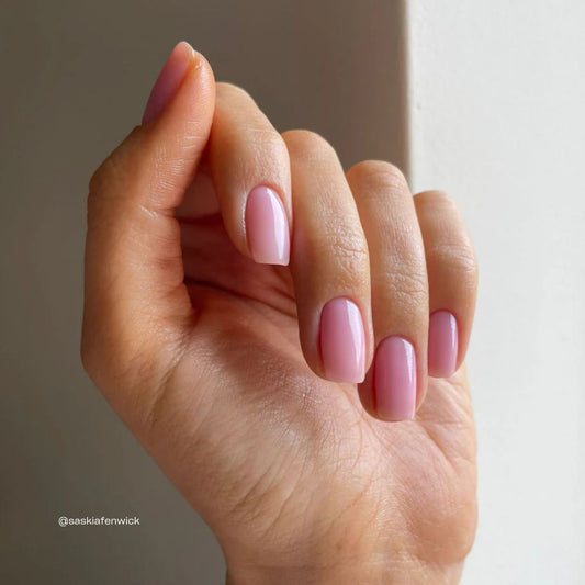 Sheer Admiration Nagellack in transparentem Pink auf natürlichen Nägeln