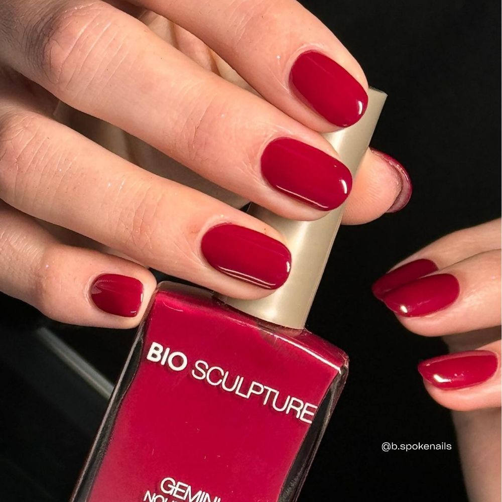 Rambling Rose Nagellack in leuchtendem Rot mit rosafarbenem Unterton auf den Nägeln