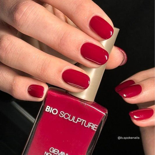 Rambling Rose Nagellack in leuchtendem Rot mit rosafarbenem Unterton auf den Nägeln