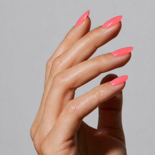 Coral Crush Nagellack in strahlendem Korall-Pink auf den Nägeln