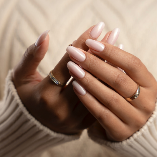 Pearl Frost auf Nägeln – milchiges Perlmutt mit feinem Schimmer