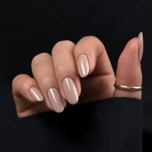 Biscotto auf Nägeln – warmes cremiges Nude-Beige