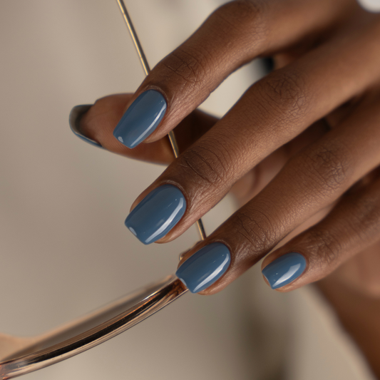 BIOGEL Nordic Dust auf Nägeln – gedämpftes Rauchblau