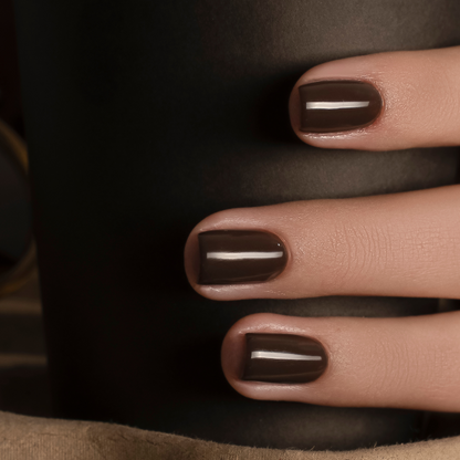 BIOGEL Decadent Cocoa auf Nägeln – tiefes Schokoladenbraun